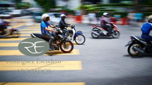 ¿Los motociclistas tienen la misma normativa de tráfico que los coches_