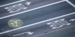 Moto, bici, patinete eléctrico... ¿pueden circular por el carril bus?