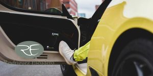 Accidente de un ciclista con la puerta abierta de coche estacionado
