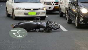 Cómo afecta la falta de casco en la indemnización por accidente de tráfico en moto