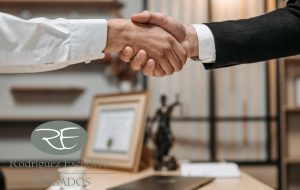 Cómo elegir al mejor abogado en accidentes de tráfico en 2025