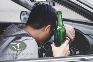 Absolución de un delito de alcoholemia tras accidente contra vehículo policial