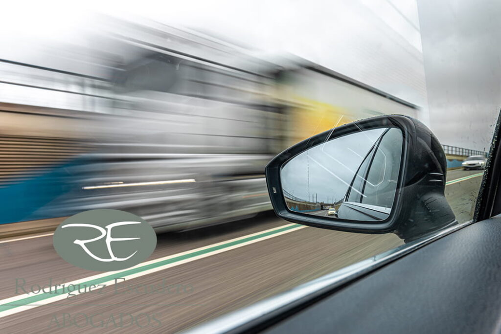 Absolución de delito de conducción con exceso de velocidad